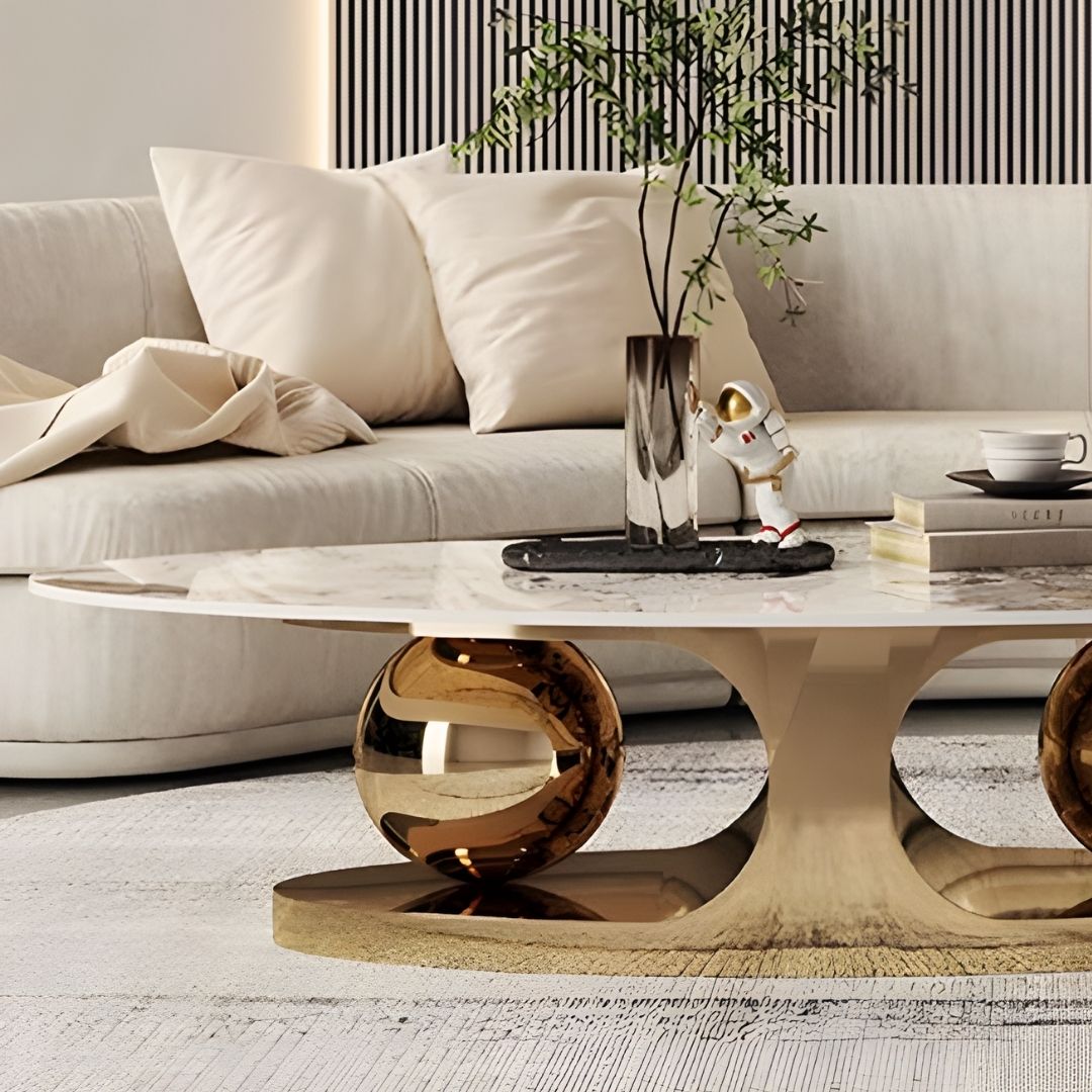Aura – Ovaler Marmor-Couchtisch mit goldener Kugel-Basis