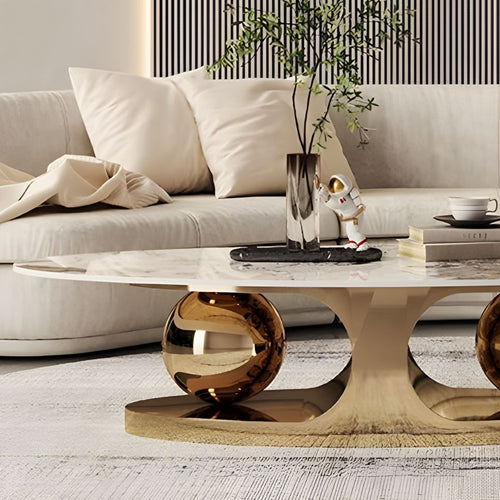 Aura – Ovaler Marmor-Couchtisch mit goldener Kugel-Basis