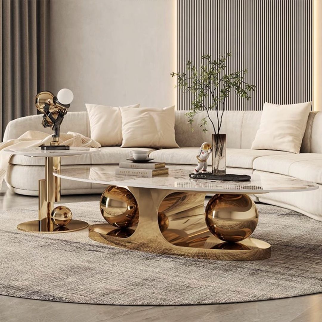 Aura – Ovaler Marmor-Couchtisch mit goldener Kugel-Basis