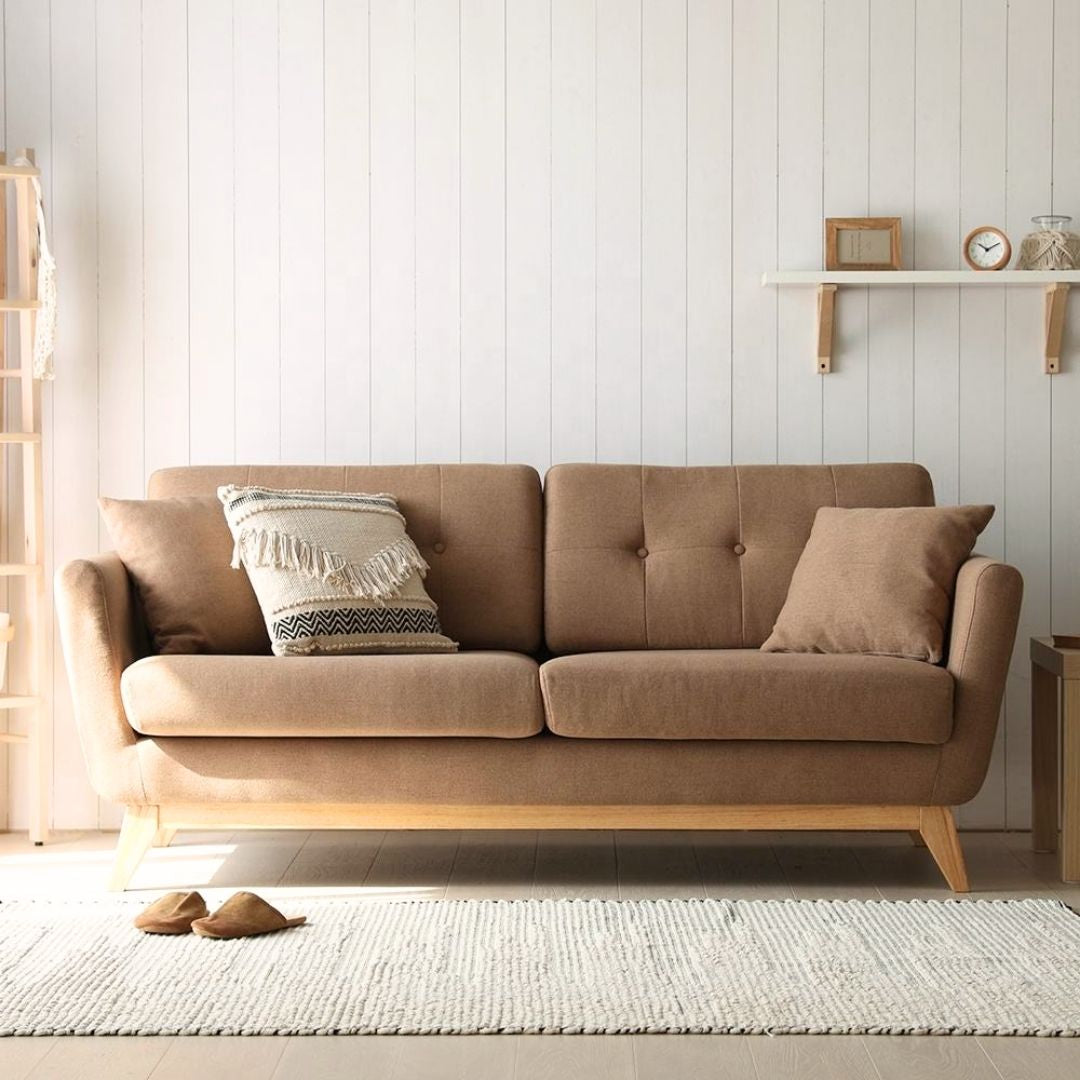 Astrid – Mid-Century Sofa mit Knopfheftung und Naturholz-Basis
