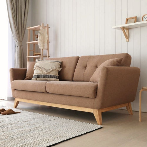 Astrid – Mid-Century Sofa mit Knopfheftung und Naturholz-Basis