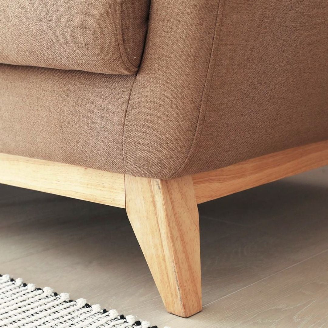 Astrid – Mid-Century Sofa mit Knopfheftung und Naturholz-Basis